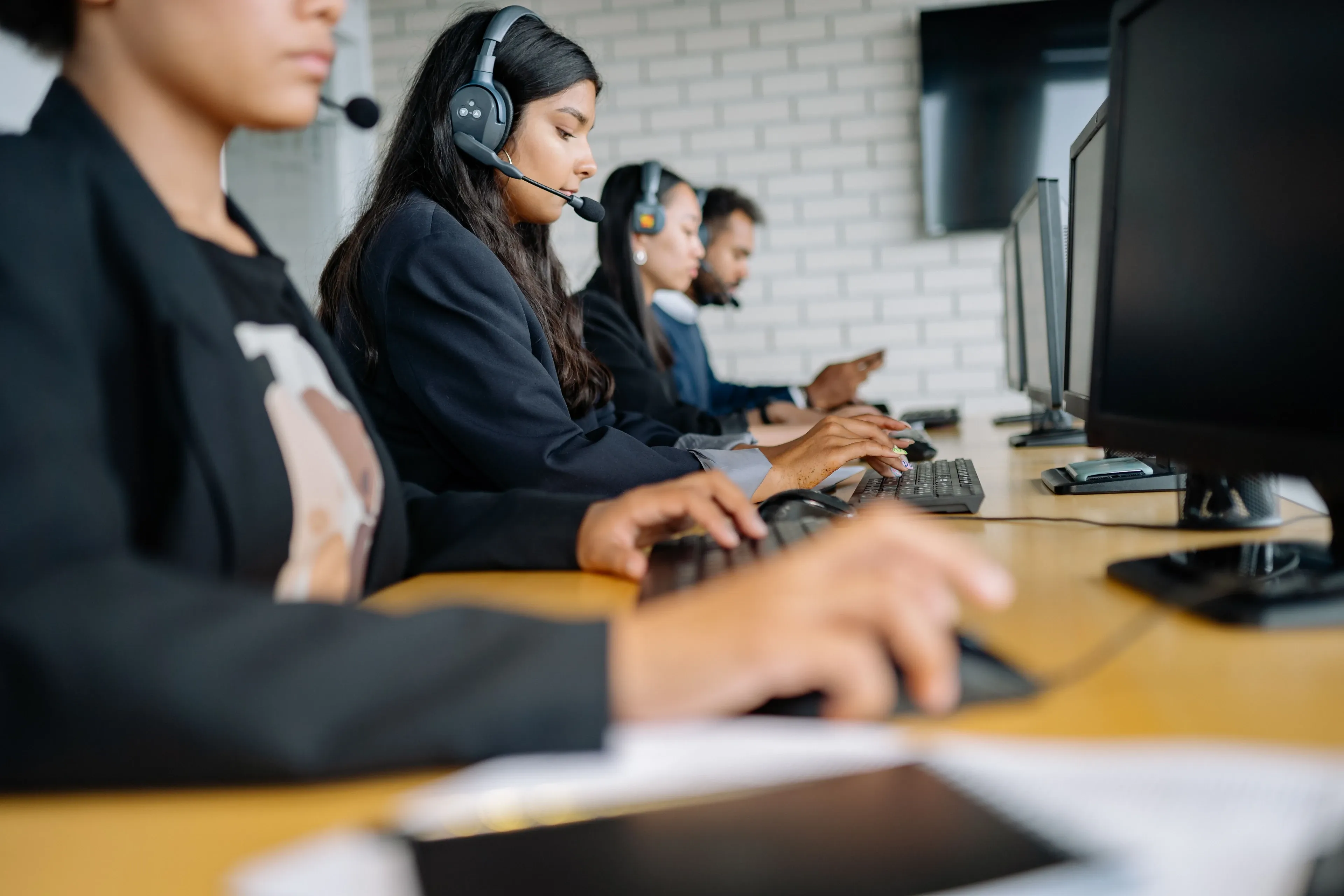 AI can handle routine customer interactions, but complex requests still benefit from human judgment and a personalized approach (Photo: Pexels)