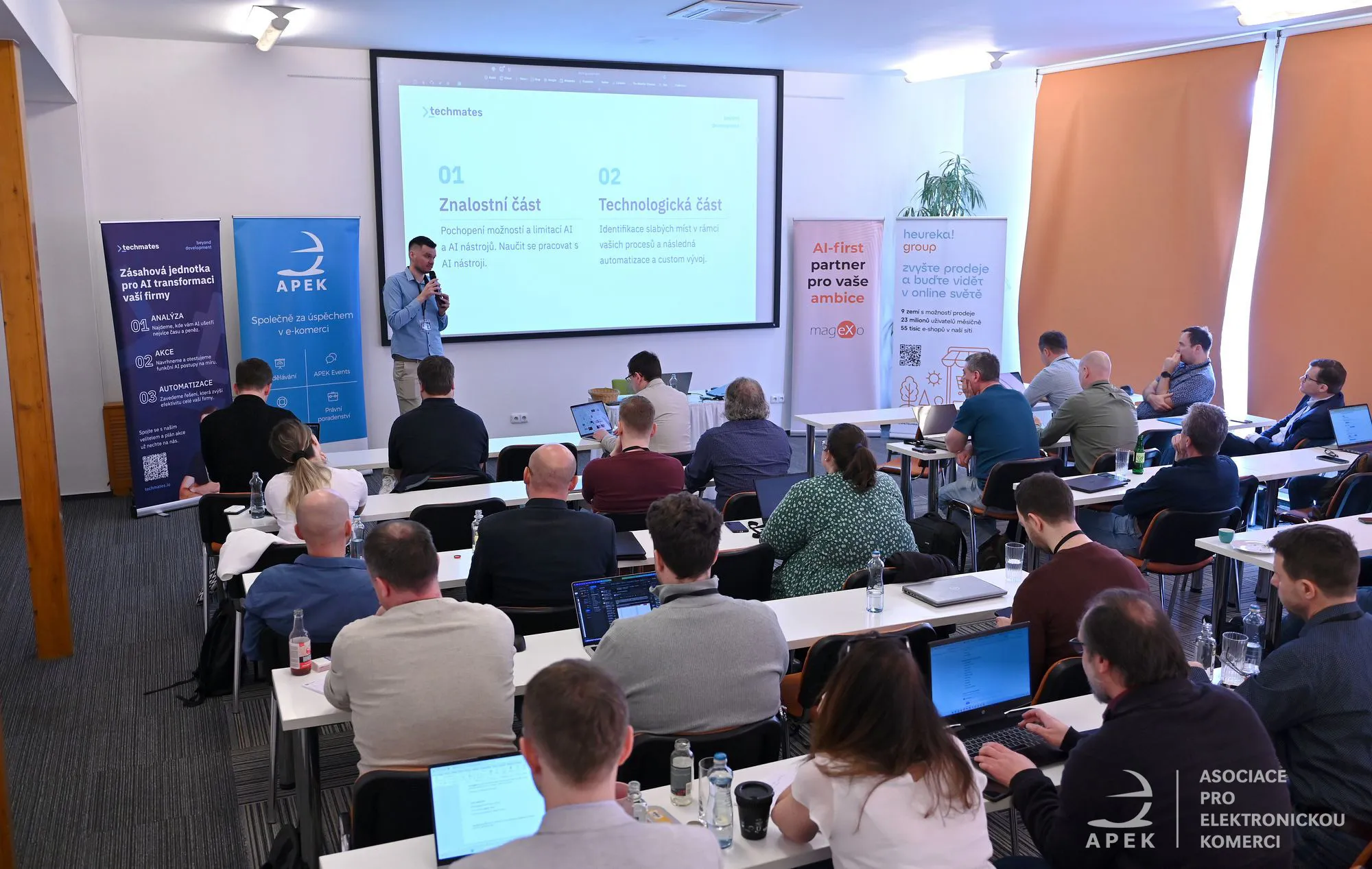 Audience and speaker during the Techmates talk at APEK Day 2026