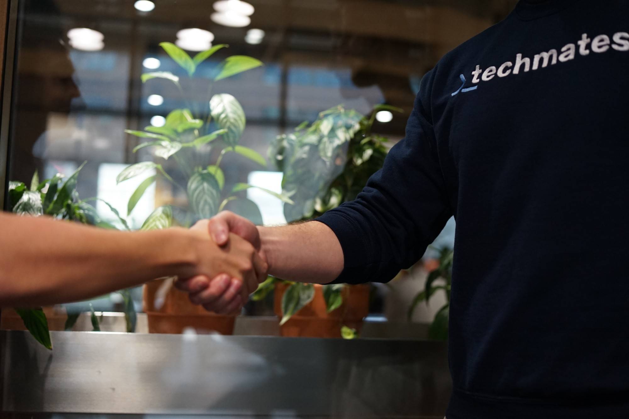 Podání ruky v kanceláři Techmates