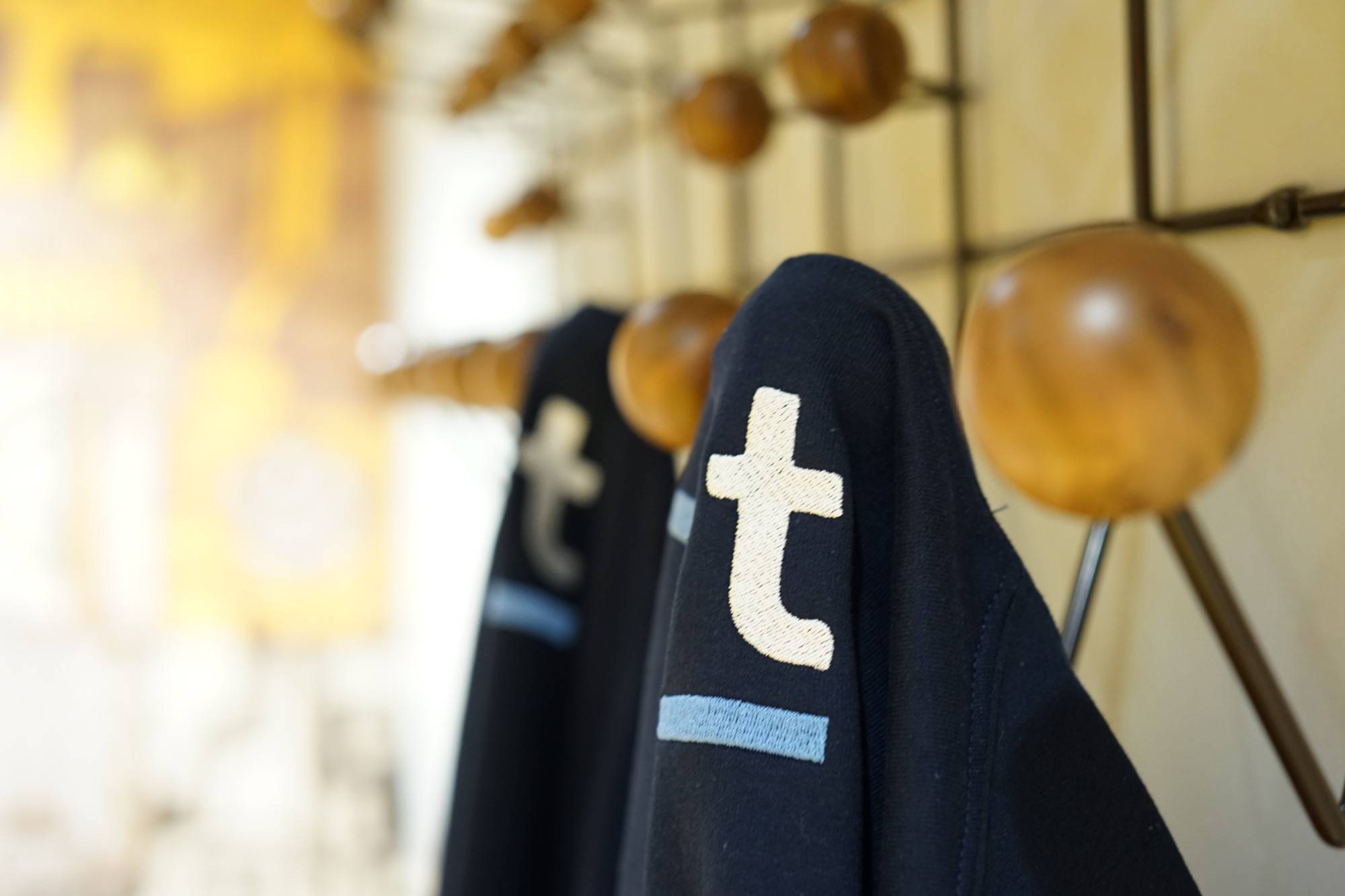 Kolegyně drží před sebou písmeno „t“ ze značky Techmates
