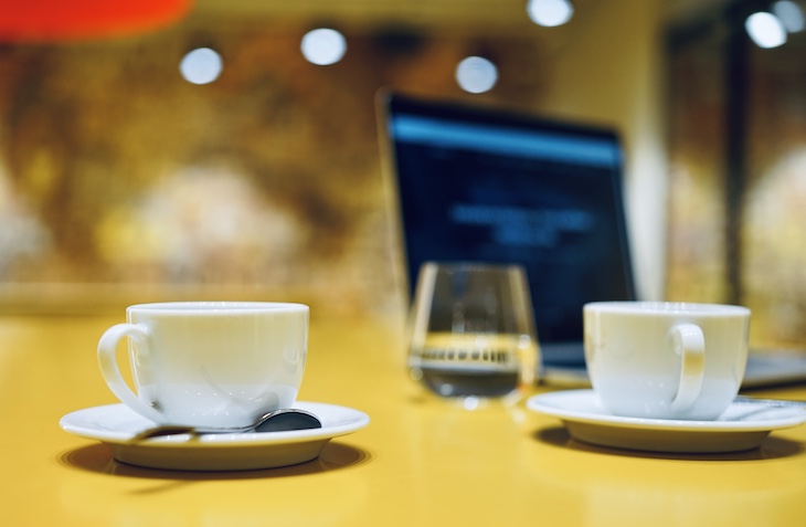 Schůzka online nebo na dobré kávě